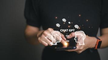 chatgpt chat avec ai ou intelligence artificielle. femme discutant avec une ai intelligente ou une intelligence artificielle à l'aide d'un chatbot d'intelligence artificielle développé par openai. photo