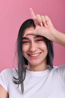 modèle féminin drôle sur fond blanc croise les yeux et fait des lèvres de poisson grimace drôle photo