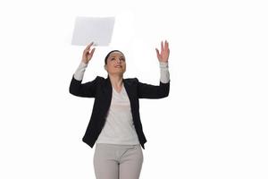 femme d'affaires jetant des papiers de travail en l'air. stress lié à la charge de travail. photo