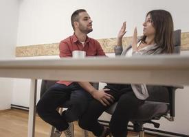 harcèlement sexuel au travail, femme de bureau et son patron lubrique photo