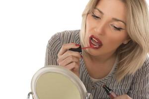 beau visage de femme. la main du maître de maquillage met du fard à joues sur la fille modèle de beauté des joues. maquillage en cours photo