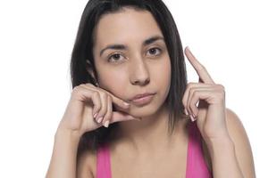 douleur dentaire et dentisterie. belle jeune femme souffrant de terribles douleurs aux dents fortes, touchant la joue avec la main. photo