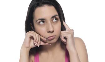 quoi, dites plus fort, ne peut pas vous entendre. femme intense et agacée confuse en t-shirt rose, gesticulant de la paume sans aucune idée, tenant la main près de l'oreille photo