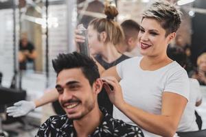 coiffeur professionnel coupe les cheveux des hommes dans un salon de beauté. photo