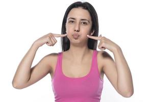 douleur dentaire et dentisterie. belle jeune femme souffrant de terribles douleurs aux dents fortes, touchant la joue avec la main. photo