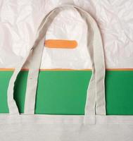 sac écologique en textile beige et sac en plastique blanc, à plat photo