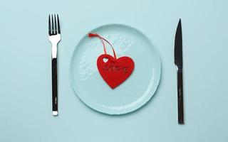 coeur rouge se trouve dans une assiette en céramique ronde bleue photo