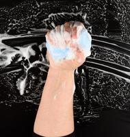 processus de lavage des mains avec du savon bleu, parties du corps en mousse blanche photo