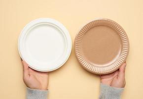 assiettes jetables en papier marron et blanc sur fond beige photo