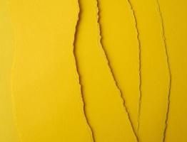 fond de papier déchiré jaune en couches avec une ombre photo
