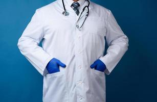 médecin en blouse blanche se dresse sur fond bleu, homme en cravate photo