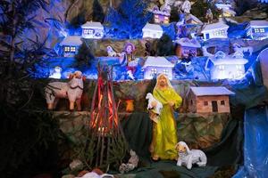 crèche de noël à l'église. berger avec un agneau dans ses bras. photo