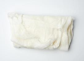 tissu de gaze de coton blanc plié sur fond blanc photo