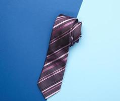 cravate en soie bleue sur fond bleu, photo