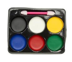 palette avec des peintures de maquillage multicolores isolées sur fond blanc, photo