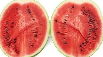 Melon d'eau rouge à moitié mûr avec graines isolé sur fond blanc photo