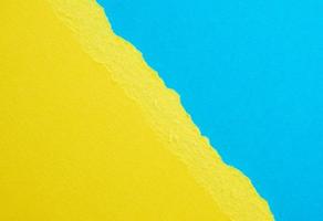 arrière-plan abstrait avec bords déchirés de papier jaune, toile bleue photo