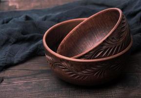 assiettes en céramique marron vides sur une table en bois photo