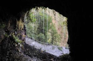 regardant à travers une grotte photo