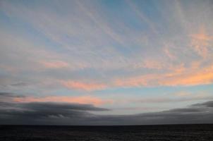 nuages colorés au coucher du soleil photo