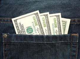 Papier de cent billets d'un dollar des États-Unis dans la poche arrière d'un jean photo