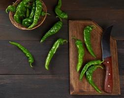 gousses de piment vert sur une table en bois marron photo