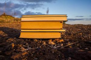 livres empilés sur le sol photo