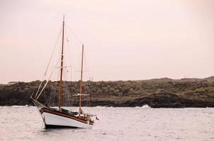 petit bateau au bord de la mer photo