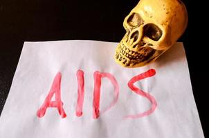 virus du sida écrit sur papier photo
