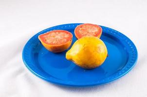 fruits de goyave sur une assiette photo