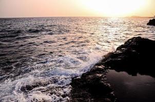 vagues de la mer frappant des rochers photo