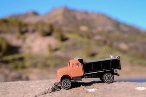 camion jouet sur les rochers photo