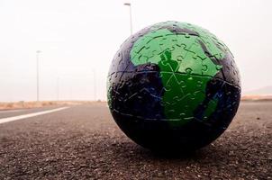 globe sur la route photo