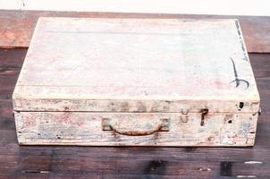 vieille valise en bois photo