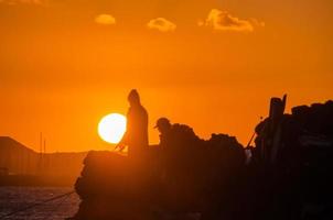 pêcheur au coucher du soleil photo