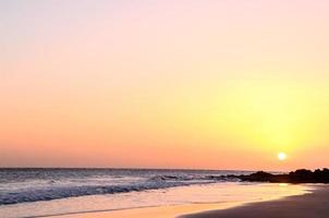 vue sur la plage au coucher du soleil photo