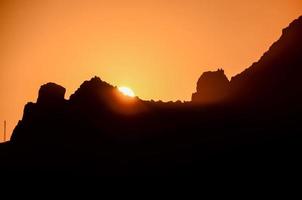 montagnes au coucher du soleil photo