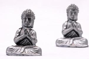miniature bouddha sur fond blanc photo