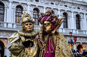 personnes non identifiées portant des masques de carnaval au carnaval de venise à venise, italie, vers février 2022 carnaval, masque, photo