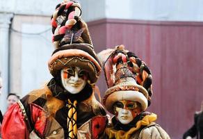 personnes non identifiées portant des masques de carnaval au carnaval de venise à venise, italie, vers février 2022 photo