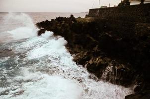 les vagues frappent les rochers photo