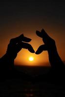 mains sur le coucher du soleil photo