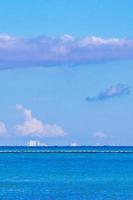 vue panoramique sur le paysage tropical sur le paysage urbain de l'île de cozumel au mexique. photo