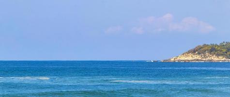 plage sable bleu eau immense surfeur vagues puerto escondido mexique. photo