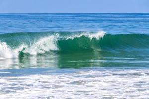 De grosses vagues de surfeurs extrêmement énormes à la plage de puerto escondido au mexique. photo