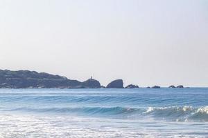 plage de vagues de surfeurs extrêmement énormes la punta zicatela mexique. photo