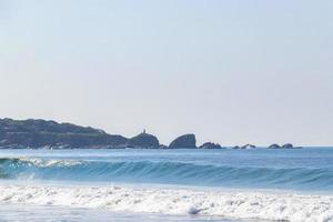 plage de vagues de surfeurs extrêmement énormes la punta zicatela mexique. photo