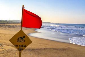 drapeau rouge baignade interdite hautes vagues à puerto escondido mexique. photo