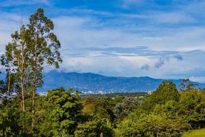 beau paysage de montagne ville panorama forêt arbres nature costa rica. photo