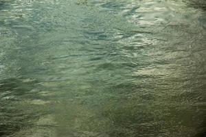 fond de la surface du danube dans une journée ensoleillée d'hiver. réflexion de l'éblouissement du soleil sur la surface de l'eau avec des ondulations caractéristiques. photo
